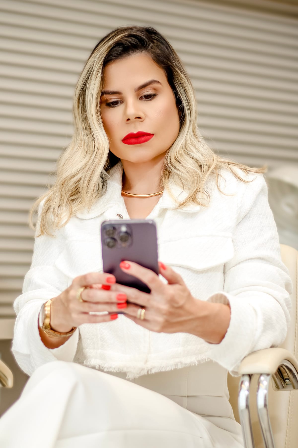 Bancária concentrada no celular durante o expediente