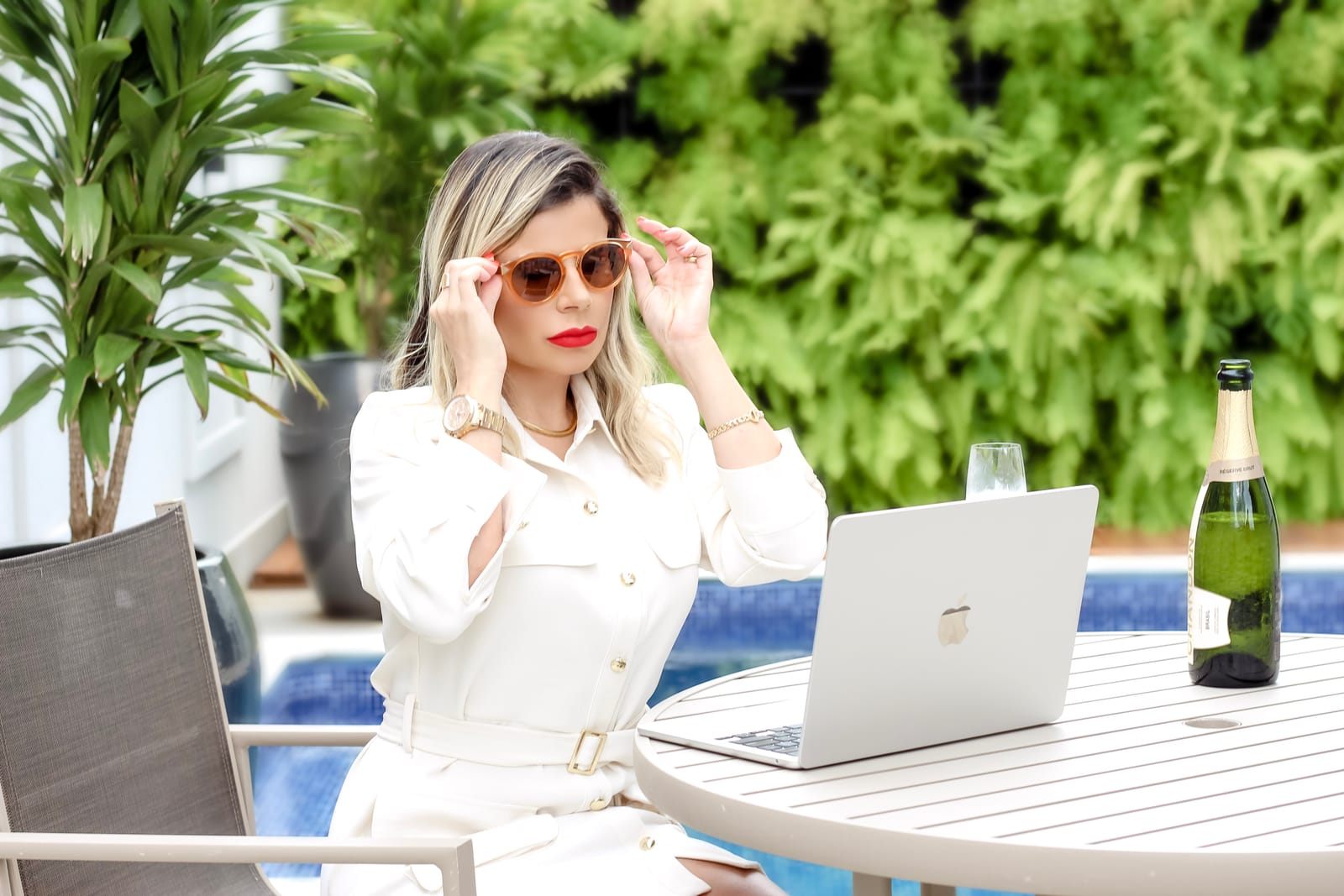 Paula Queiroz em momento de descanso com o notebook